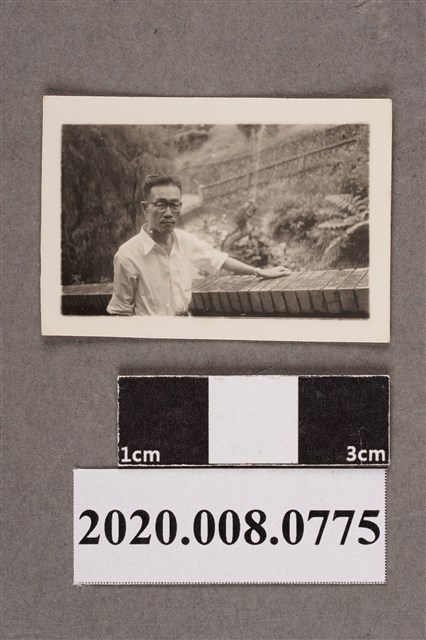 男子獨照 (共2張)