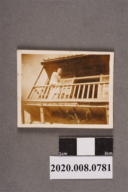 男子坐於欄杆前獨照 (共2張)