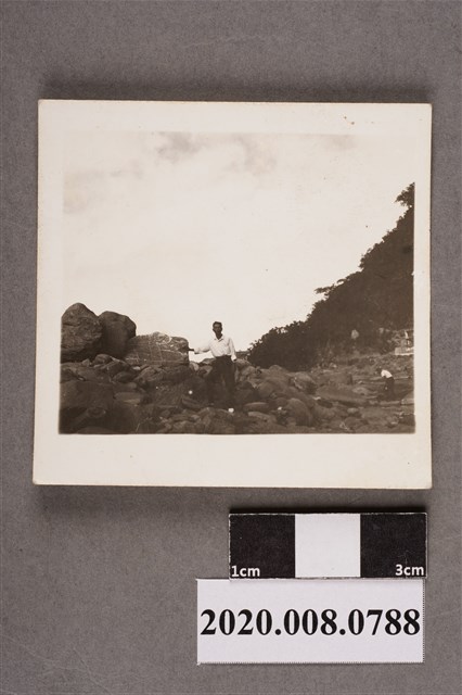 男子獨照 (共2張)