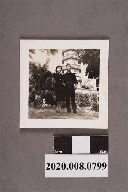 2名男女於建築前合照 (共2張)