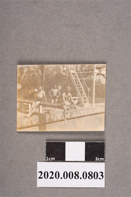 3名男子著泳褲合照 (共2張)