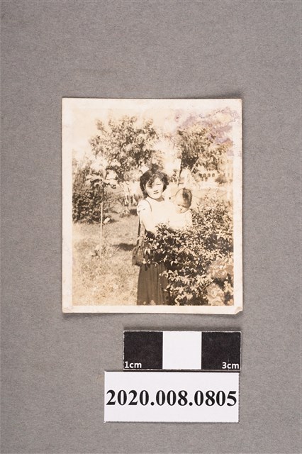 婦人與孩童合照 (共2張)