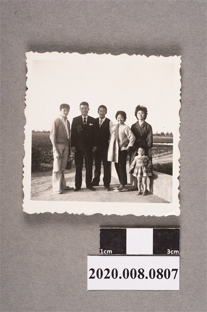 6名男女合照 (共2張)