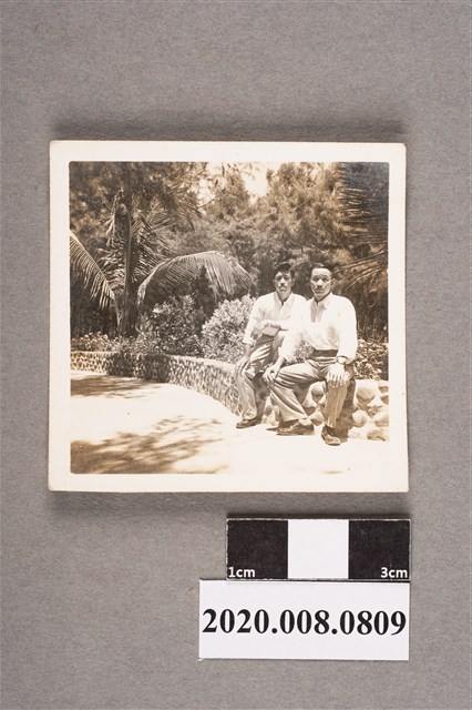 2名男子於林投公園內合照 (共2張)