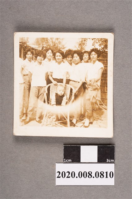 多名婦女與孩童合照 (共2張)