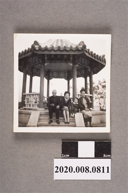 4名男女與孩童與涼亭前合照 (共2張)