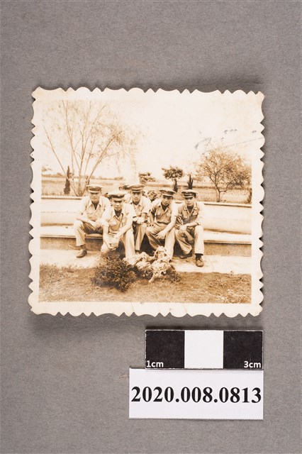 5名男子合照 (共2張)