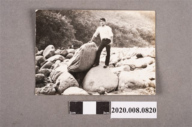 男子獨照 (共2張)