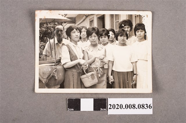 9名男女合照 (共2張)