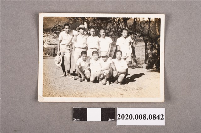 9名男子於四重溪合照 (共2張)