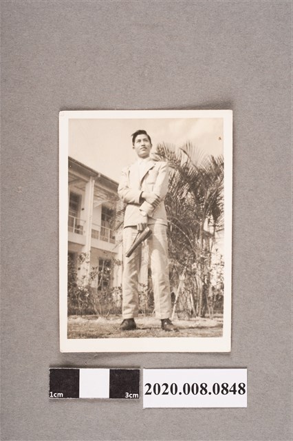 男子獨照 (共2張)