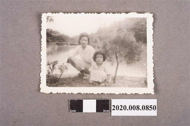 婦女與孩童合照 (共2張)