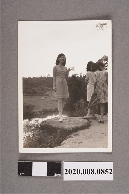 女子獨照 (共2張)