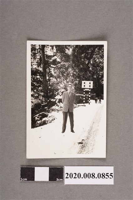 男子獨照 (共2張)