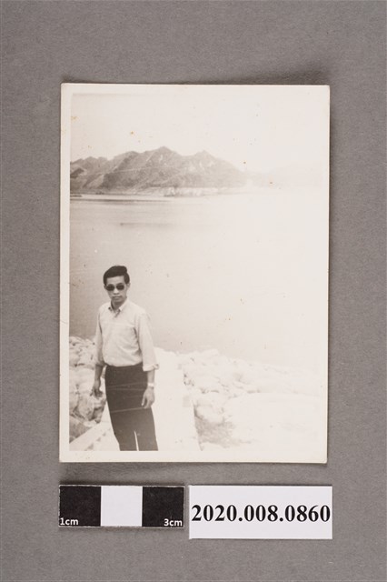 男子獨照 (共2張)