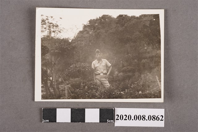 男子獨照 (共2張)