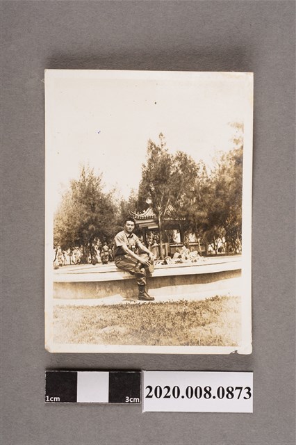 男子獨照 (共2張)