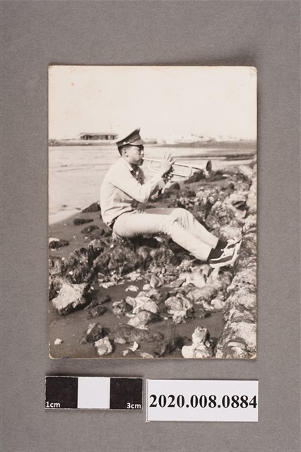 男子於沙灘吹奏樂器照 (共2張)