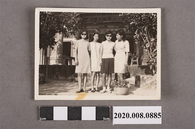 4名女子合照 (共2張)