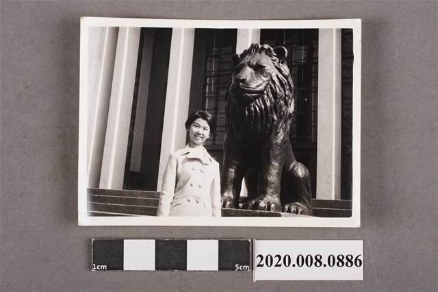 女子於獅子雕塑前合照 (共2張)