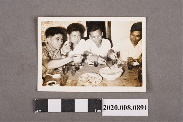 4名男子吃飯照 (共2張)
