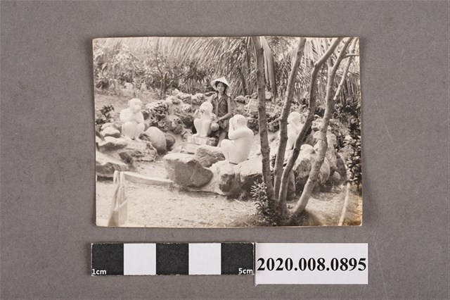 女子與猴子雕塑合照 (共2張)