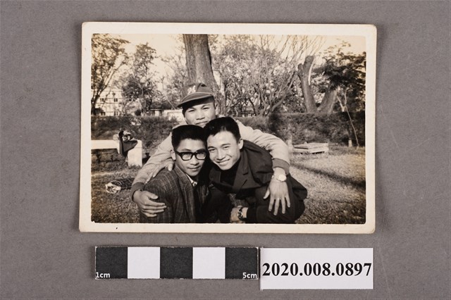 3名男子合照 (共2張)