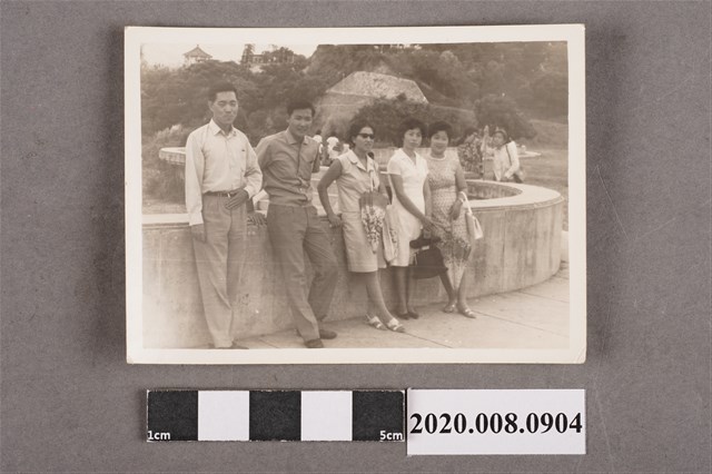 5名男女合照 (共2張)