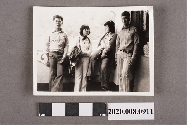 4名男女合照 (共2張)