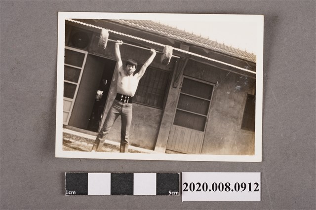 男子舉重獨照 (共2張)