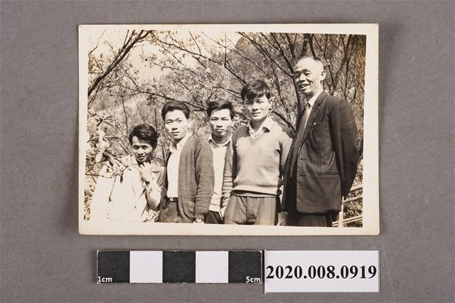 5名男子合照 (共2張)