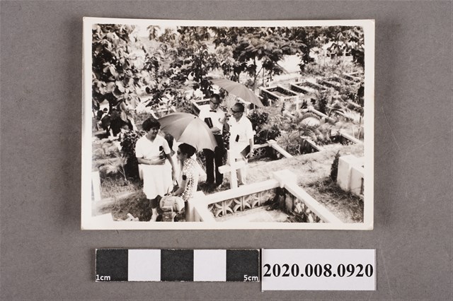 4名男女於墓園照 (共2張)