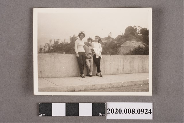 2名女子與一孩童合照 (共2張)