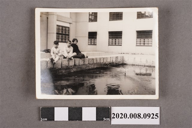 3名男女合照 (共2張)