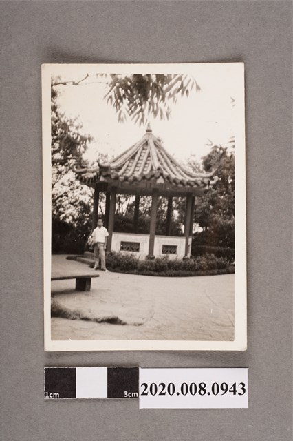 男子於涼亭前合照 (共2張)