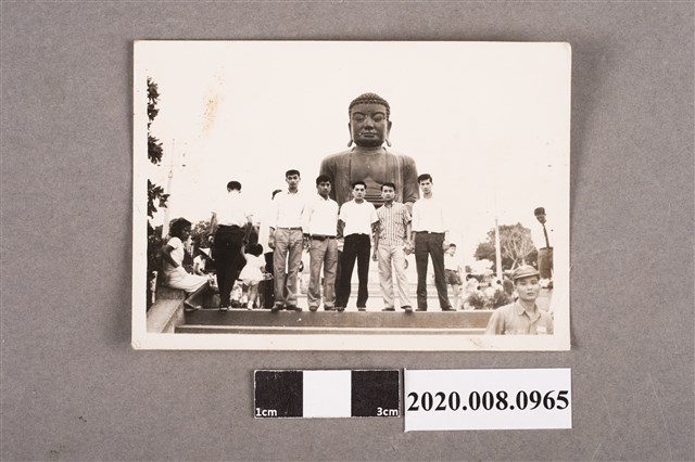 5名男子於八卦山大佛前合照 (共2張)