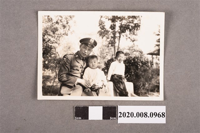 男子與2名孩童合照 (共2張)