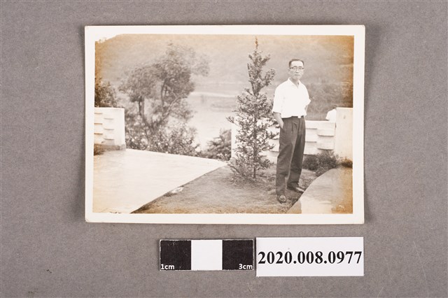 男子獨照 (共2張)