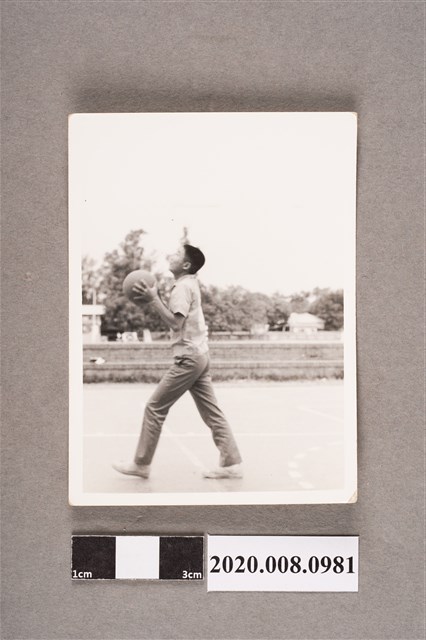 男子打籃球照 (共2張)