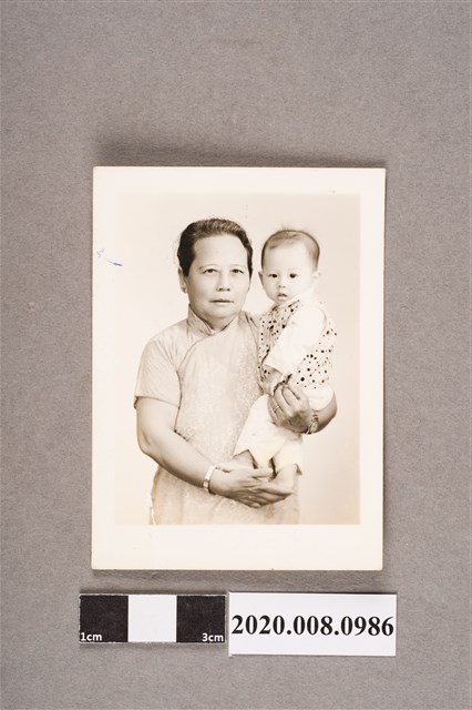 婦人與嬰孩合照 (共2張)