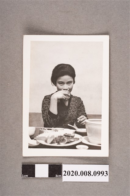 女子獨照 (共2張)