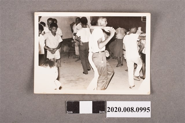 男女聚會一景 (共2張)