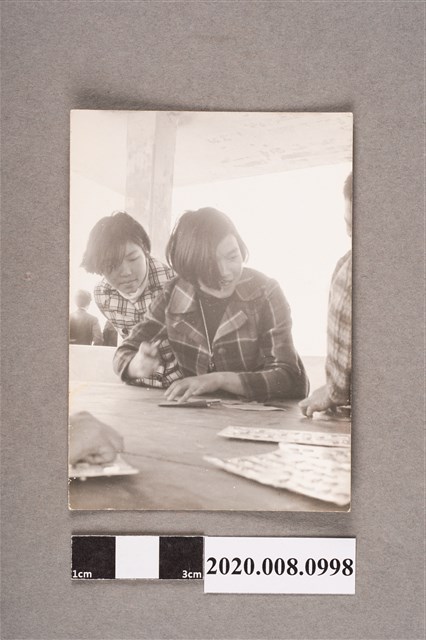 鄧碧霞與友人玩樂一景 (共2張)