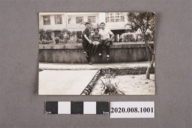 2名男子與1孩童合照 (共2張)