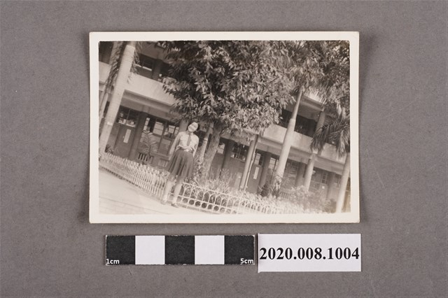 女童獨照 (共2張)