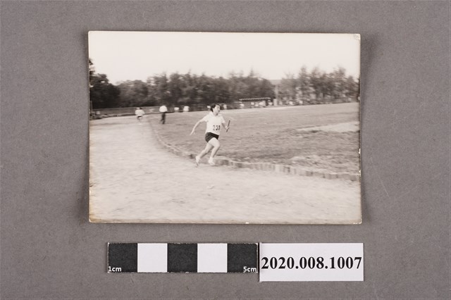 女子跑步照 (共2張)