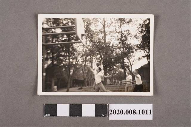 男子打球一景 (共2張)