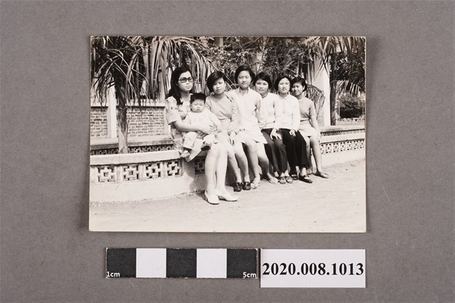 6名女子與1孩童合照 (共2張)