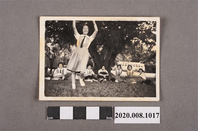 女子玩樂合照 (共2張)