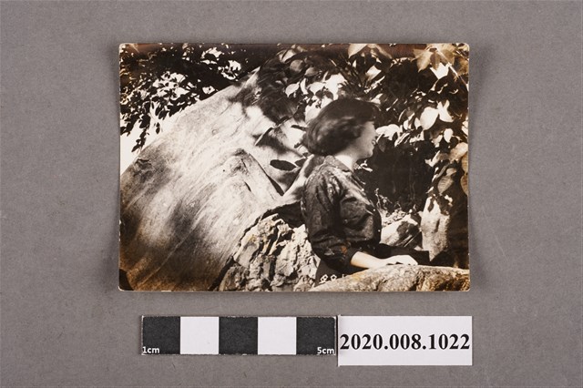 女子於林家花園中獨照 (共2張)